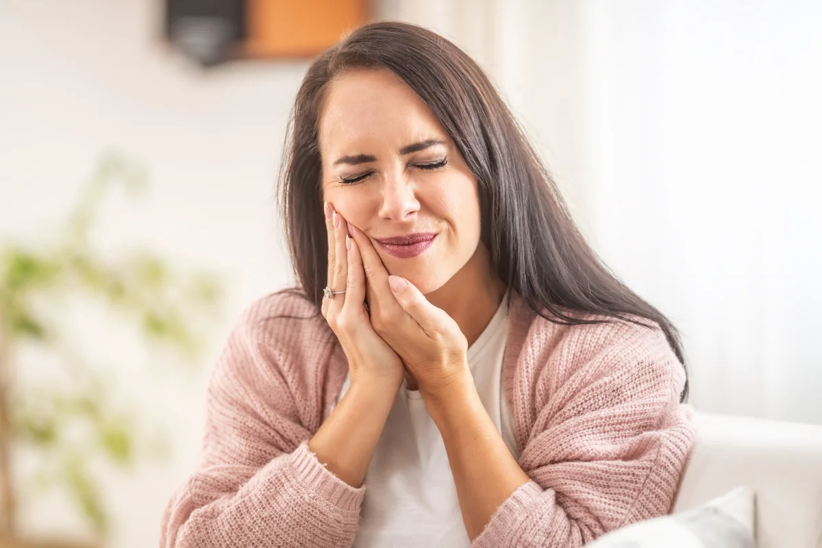How to Stop a Cracked Tooth from Hurting